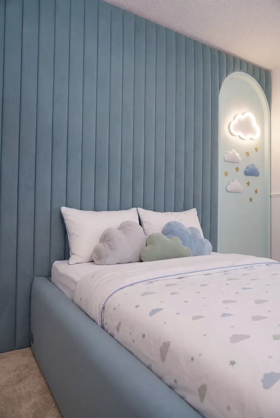 Close view of the blue channels behind cloud-patterned bedding