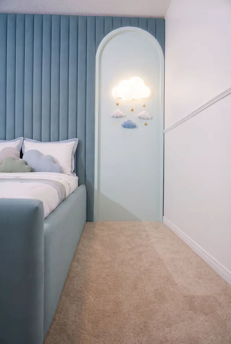 Side view of the curved alcove beside the blue headboard
