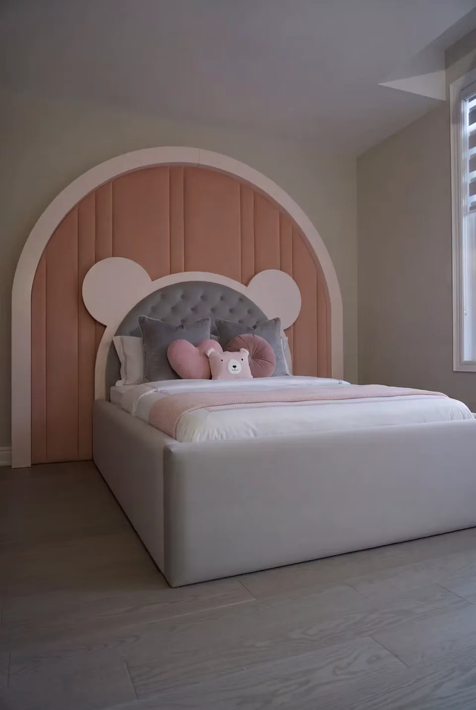 Wide side view of the bed and layered blush arch
