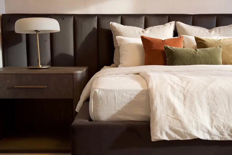 Detail of the broad channels and layered pillows