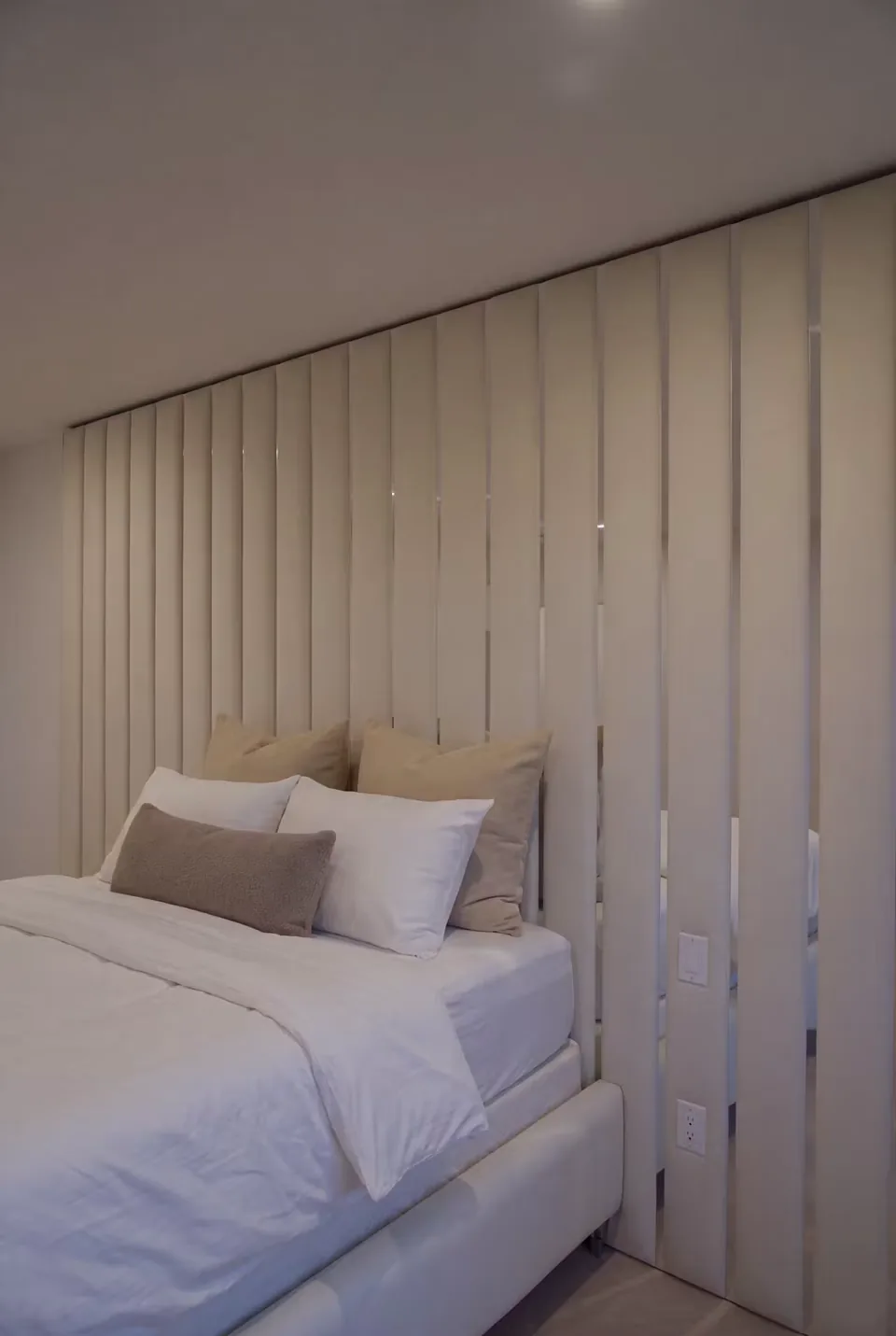 Close view of the cream bed and reflective vertical strips