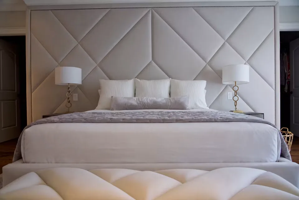 Front view of the bed and segmented bench beneath large diagonal panels