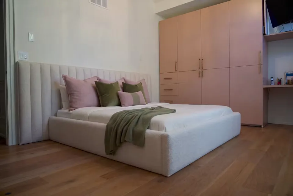Wide angled view of the ivory bed and low corner channel wall