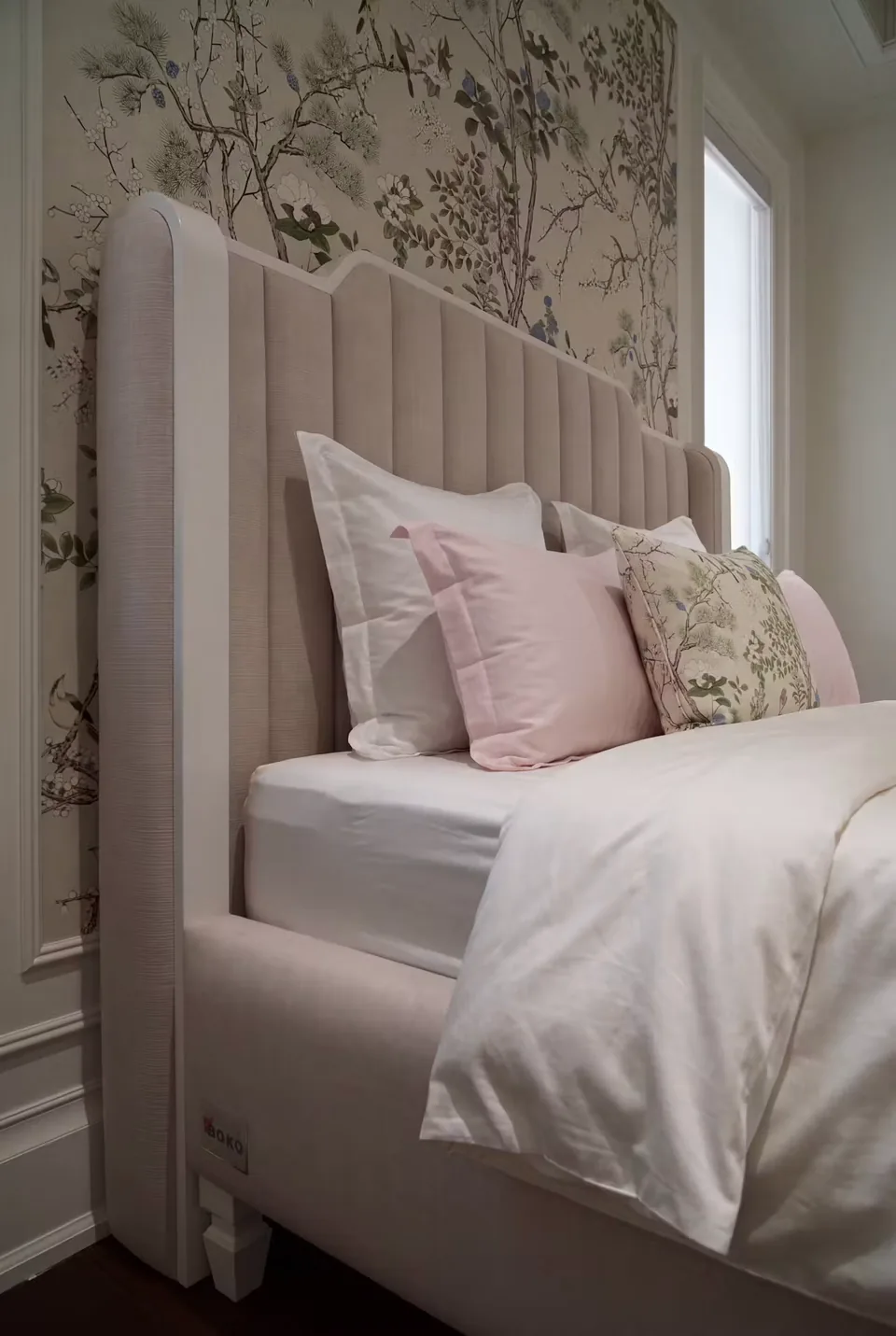 Close view of the soft border and vertical channels beside the pillows
