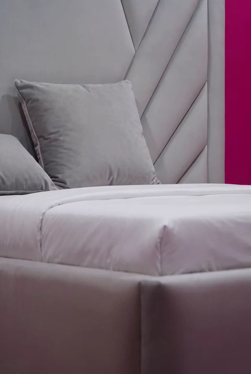 Close view of a diagonal padded ray and the grey upholstered side rail