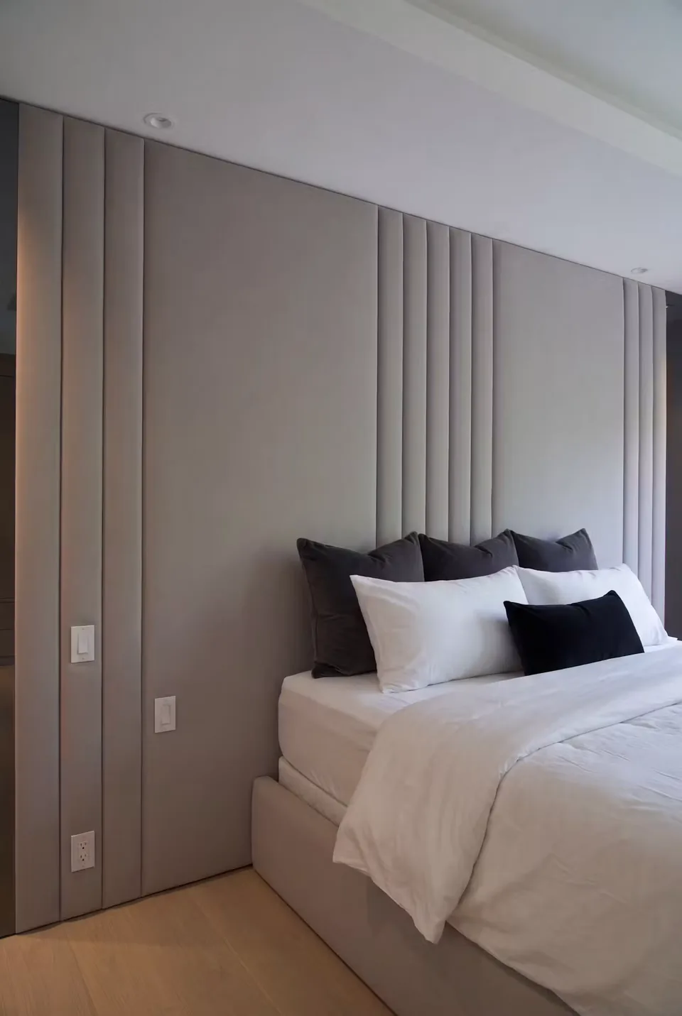 Close view of the narrow channels behind the pillows